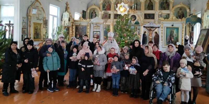 Священник поздравил с Рождеством Христовым детей с ограниченными возможностями в Буденновске