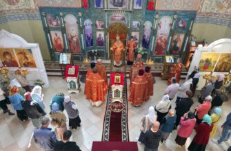 В День Победы епископ Николай совершил Литургию в храме Воскресения Словущего
