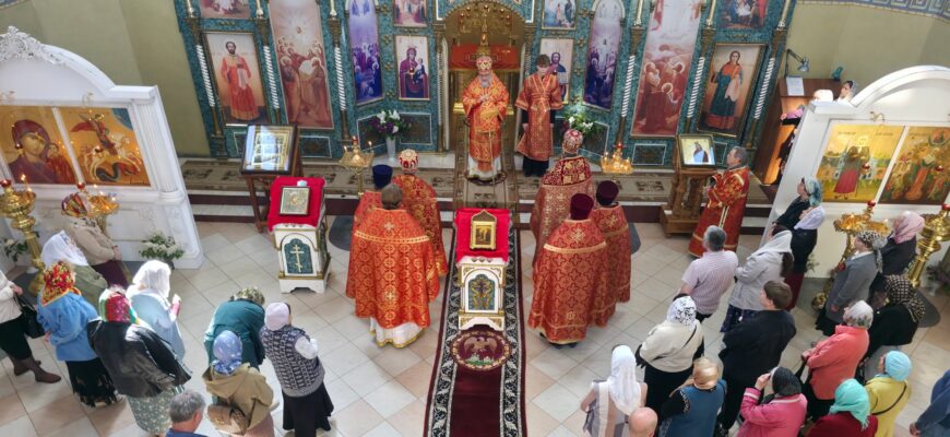 В День Победы епископ Николай совершил Литургию в храме Воскресения Словущего