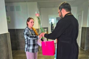 настоятель Ильинского храма г. Буденновска иерей Александр Тараскин посетил роддом ГБУЗ СК «Краевой клинический центр СВМП №1» в г. Буденновске