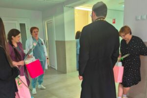 настоятель Ильинского храма г. Буденновска иерей Александр Тараскин посетил роддом ГБУЗ СК «Краевой клинический центр СВМП №1» в г. Буденновске