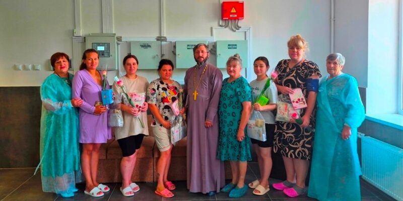 Священник посетил родильное отделение Будённовской больницы