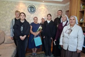 Благочинный Свято-Крестовского округа совместно с сестрами милосердия и молодежным объединением посетили ветеранов педагогического труда 1