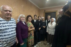 Благочинный Свято-Крестовского округа совместно с сестрами милосердия и молодежным объединением посетили ветеранов педагогического труда 2