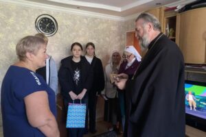 Благочинный Свято-Крестовского округа совместно с сестрами милосердия и молодежным объединением посетили ветеранов педагогического труда 3