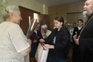 Благочинный Свято-Крестовского округа совместно с сестрами милосердия и молодежным объединением посетили ветеранов педагогического труда 4