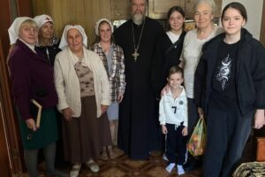 Благочинный Свято-Крестовского округа совместно с сестрами милосердия и молодежным объединением посетили ветеранов педагогического труда 7